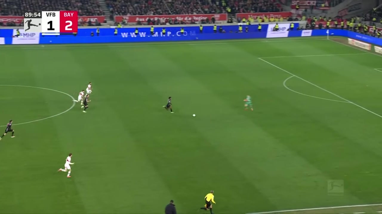  科曼搶斷成功晃過出擊的門將打空門得手！拜仁3-1鎖定勝局！