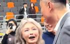  宏遠(yuǎn)老板娘緊握杜鋒手不松，賽后顯情。