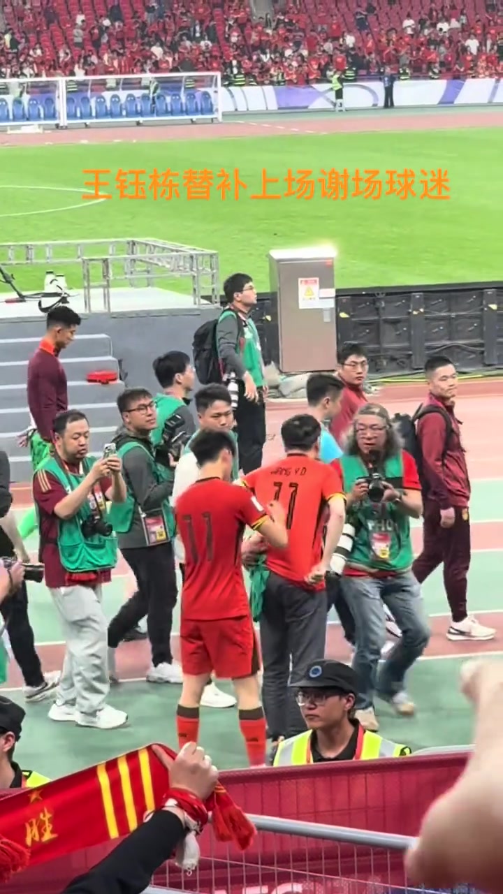  親和力！王鈺棟謝場給球迷簽名！