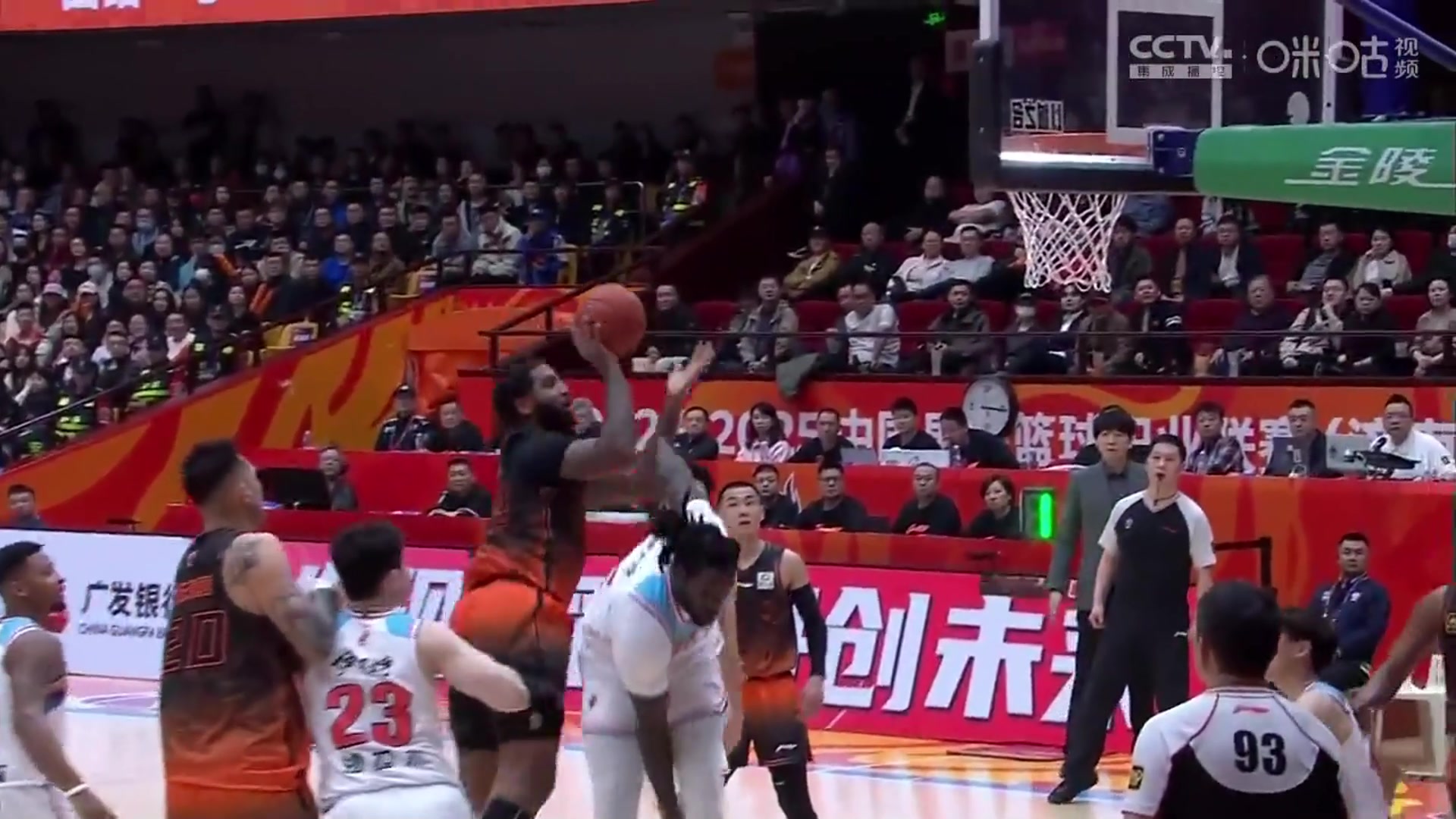  NBA級(jí)別的對(duì)抗！克里斯滯空正面頂飛哈雷爾 強(qiáng)硬打板上籃命中