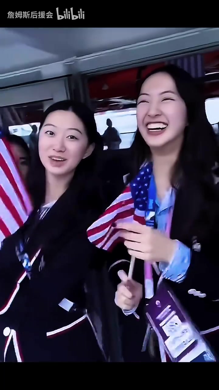  笑容收不住了！巴黎奧運(yùn)會(huì)名場面：我們用庫里的手機(jī)拍了合照！