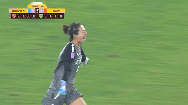  武漢女足門將陳晨替補登場，點球大戰(zhàn)撲點兩勝！