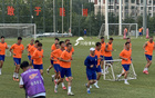  山東泰山球迷開放日，韓鵬、埃里克執(zhí)教現(xiàn)身訓(xùn)練場(chǎng)。